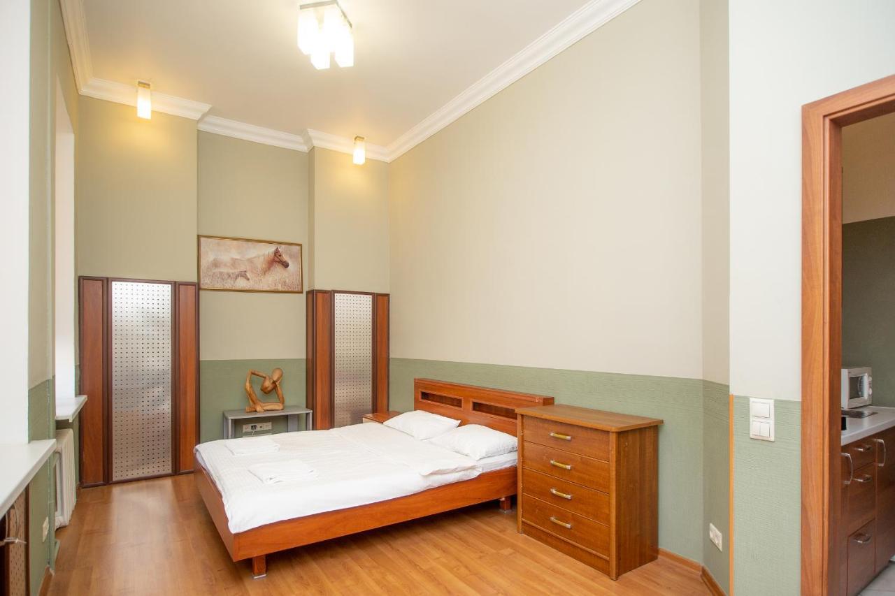 Простора 3 Кімнатна Біля Майдану Незалежності Apartment Киев Екстериор снимка
